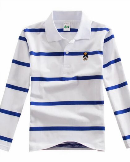 On voit un polo pour garçon, manches longues, rayé, blanc et bleu.