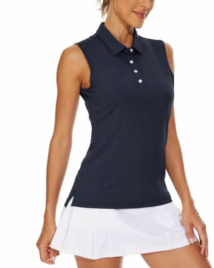 Photo d'une femme portant une jupette blanche et un polo bleu marine sans manche boutonné devant ajusté avec petites fentes sur les côtés le tout sur un fond blanc