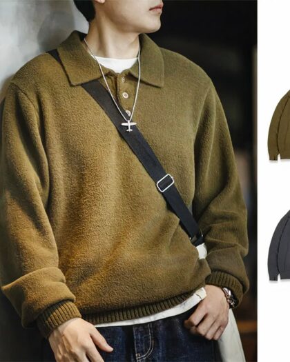 Photo d'un homme portant un pull polo vintage vert avec une sacoche et le produit dans sa variante de couleur à côté.