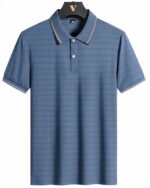 Polo bleu sur fond blanc.