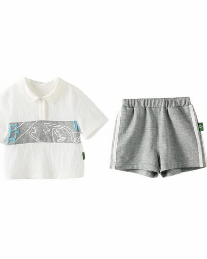 On voit une tenue pour bébé garçon composée d'un short gris et d'un polo blanc.