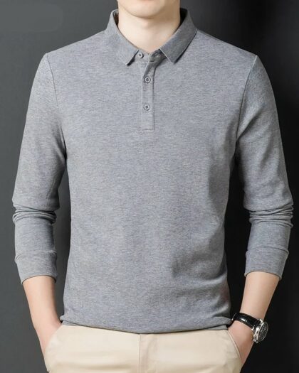 Homme portant un polo gris à manches longues.