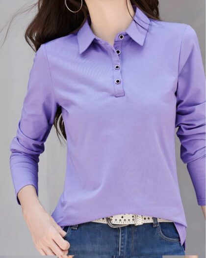 Polo à manches longues violet porté par une femme en jean