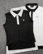 Photo représentant deux polos sans manche un noir à col et bas blanc et un blanc à col et bas noir posés l'un sur l'autre en décalé le tout sur un fond gris foncé