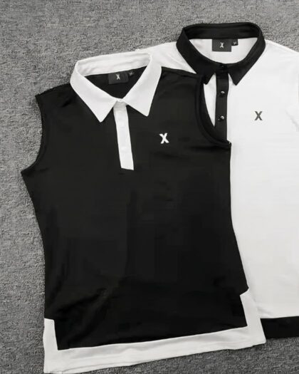 Photo représentant deux polos sans manche un noir à col et bas blanc et un blanc à col et bas noir posés l'un sur l'autre en décalé le tout sur un fond gris foncé