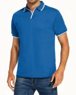 Homme portant un polo bleu sans manche sur fond blanc.