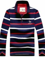 Polo rayé à manches longues sur fond blanc.