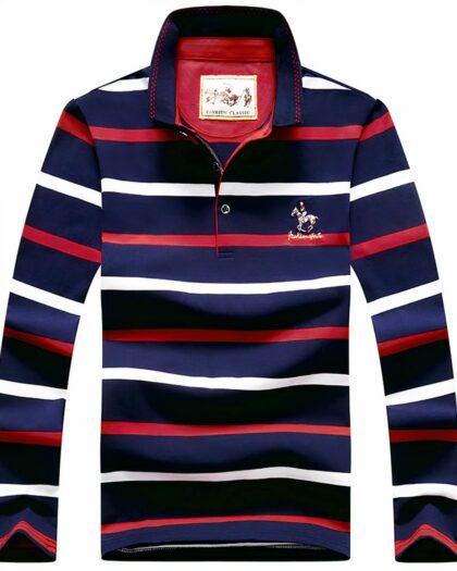 Polo rayé à manches longues sur fond blanc.