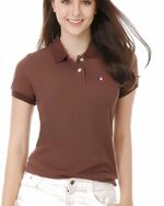 Femme portant un polo marron sur fond blanc.