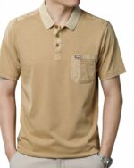 Homme portant un polo à manches courtes beiges sur fond blanc.