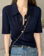 Polo bleu marine manches courtes porté par une femme en jean