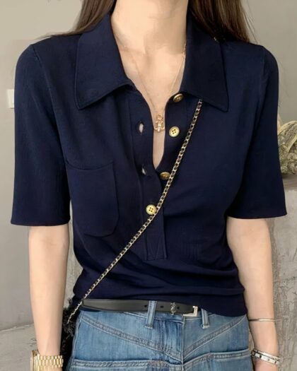 Polo bleu marine manches courtes porté par une femme en jean