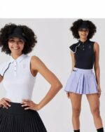 Photo de la même femme avec au premier plan un polo blanc et noir sans manche à volant sur une jupe noire et au second plan un polo noir sans manche à volant sur une jupe violette le tout sur un fond gris bleuté