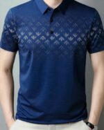 Homme portant un polo bleu marine à manches courtes.