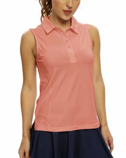 Photo d'une jeune femme debout portant un polo rose sans manche boutonné sur une jupe noire le tout sur fond blanc