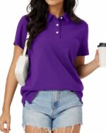 Polo violet à manches courtes porté par une femme en short avec un verre à la main