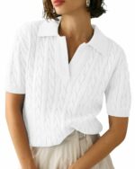 Polo à manches courtes blanc, en tricot avec des torsades porté par une femme portant une jupe beige