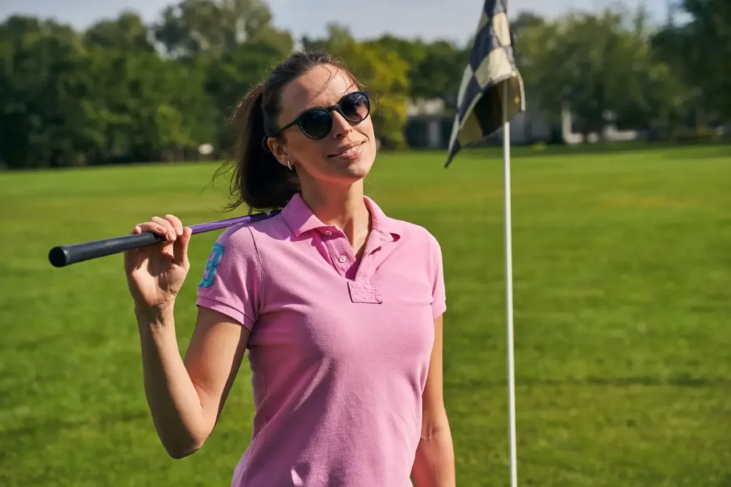 Comment porter le polo femme ? Femme portant un polo rose