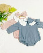 On voit deux polos body un bleu et un rose, en matière éponge.