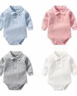 Sur fond blanc, on voit 4 bodys manches longues pour bébé : un bleu, un gris, un rose et un blanc.