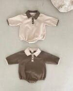 On voit deux bodys polos en velours côtelé : un beige et un marron