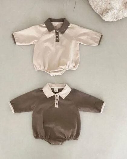 On voit deux bodys polos en velours côtelé : un beige et un marron