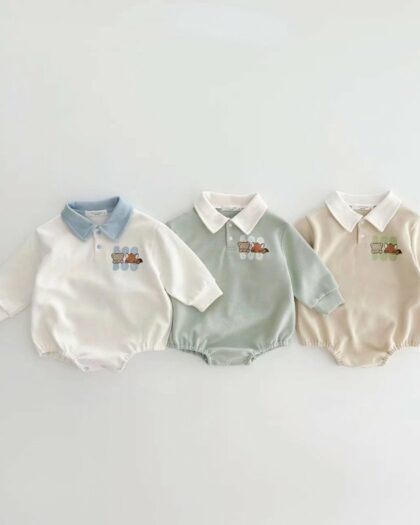 Sur fond gris, on voit trois polos body pour bébé garçon. Un blanc, un vert et un beige.