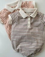 On voit deux bodys polos manches courtes avec des rayures.