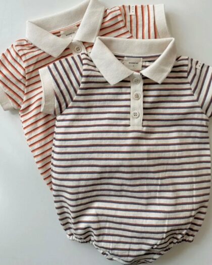 On voit deux bodys polos manches courtes avec des rayures.