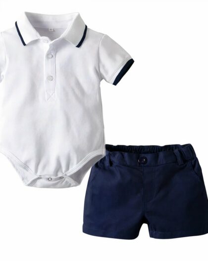 On voit un ensemble polo manches courtes blanc et un short pour bébé