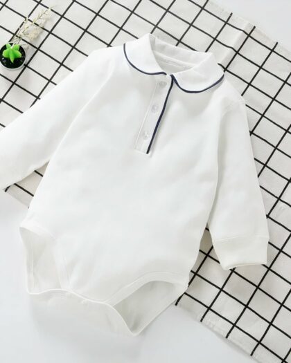 On voit un polo blanc body pour bébé