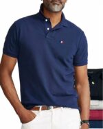 Homme portant un polo à manches courtes bleu marine sur un fond blanc.