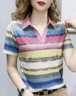 Polo manches courtes multi-couleurs porté par une femme