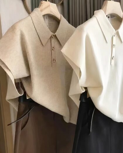 2 polos sans manches beige et camel. Suspendus par des cintres