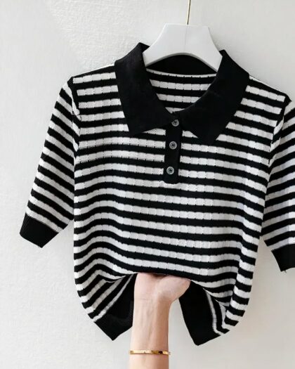 Polo manches courtes rayé bleu et blanc. Col bleu