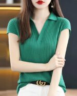 un polo vert à manches courtes porté par une femme