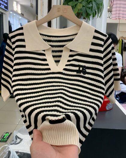 Polo manches courtes rayé noir et beige avec un numéro 16 en hautà gauche