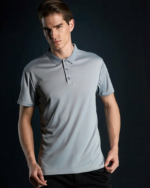 Homme portant un polo à manches courtes gris sur un fond noir.