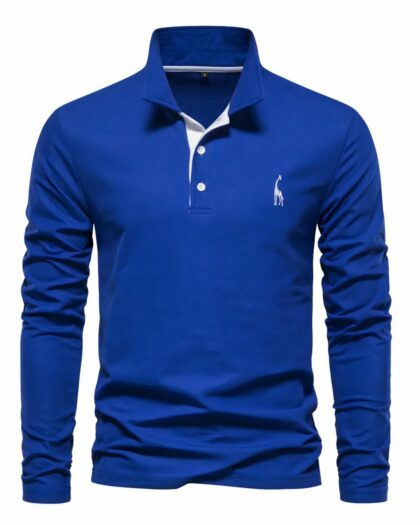 Polo bleu à manches longues sur fond blanc.