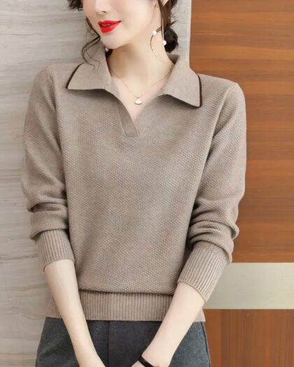 Polo camel à manches longues porté par une femme