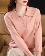 Polo rose à manches longues avec des boutons à l'encolure et aux poignets