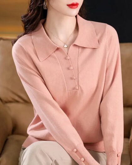 Polo rose à manches longues avec des boutons à l'encolure et aux poignets