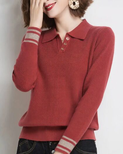 Polo rouge en tricot manches longues avec des bandes claires aux poignets