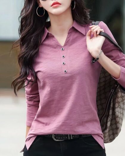 Polo rose manches longues avec des boutons porté par une femme