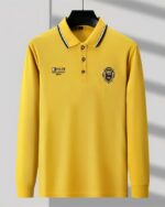 Polo à manches longues sur un ceintre.