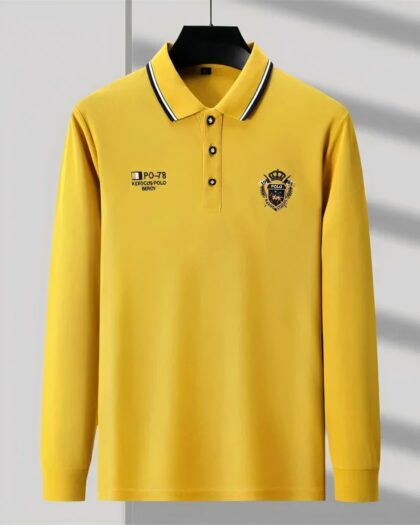 Polo à manches longues sur un ceintre.