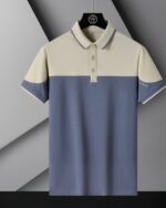 Polo à manches courtes pour homme pendu sur un ceintre.