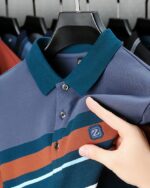 Polo rayé et brodé sur un ceintre.