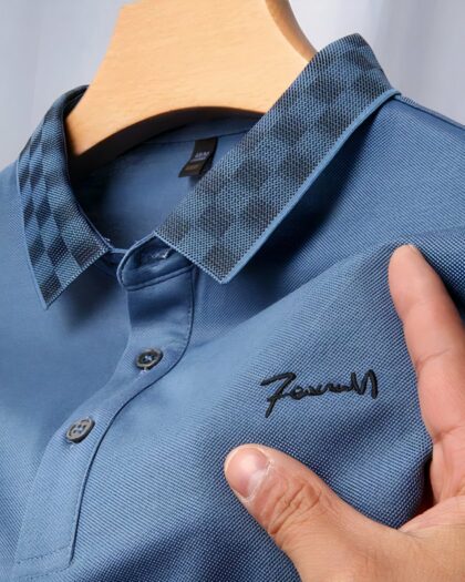 Polo avec col à carreaux sur un ceintre.