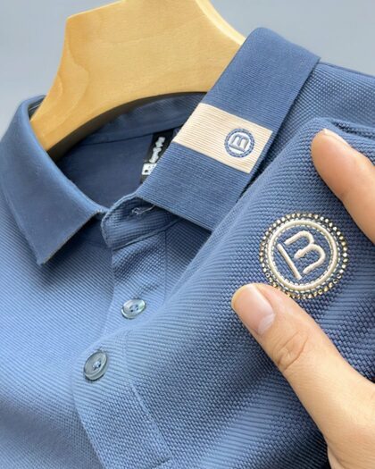 Polo bleu brodé sur un ceintre.